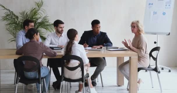 Líder sênior gerente executiva realizando reunião de negócios com colegas . — Vídeo de Stock