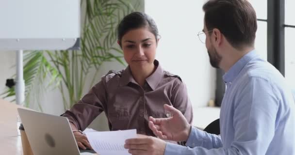 Jong indisch vrouw stagiair intern luisteren naar geschoolde man baas. — Stockvideo