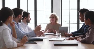 Olgun üst düzey yönetim kurulu başkanı çeşitli çalışanlarla çalışma konularını tartışıyor.