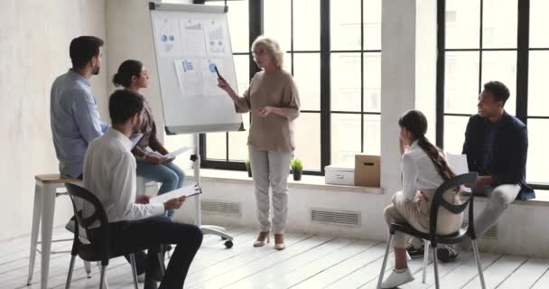Профессиональная взрослая женщина-бизнес-тренер объясняет стратегию развития маркетинга . — стоковое видео