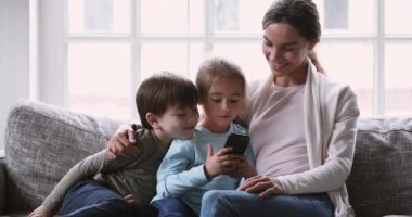 Çocukları kontrol eden şefkatli anne internet teknolojisi kullanıyor..