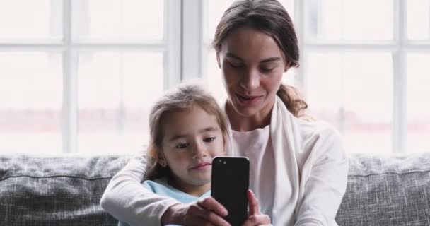 Mutlu genç melez anne çocukla online oyunlar oynuyor.. — Stok video