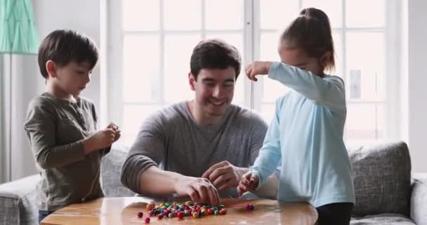 自宅で愛情のある父親との創造的な活動に関与する子供たち. — ストック動画