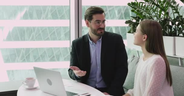 Business team discutere idee di progetto in ufficio . — Video Stock