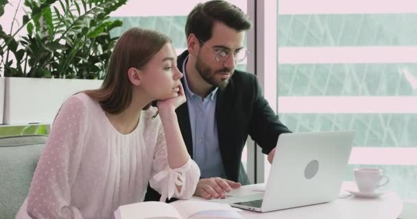 Gerente de confianza educando a jóvenes mujeres en prácticas en la oficina . — Vídeos de Stock