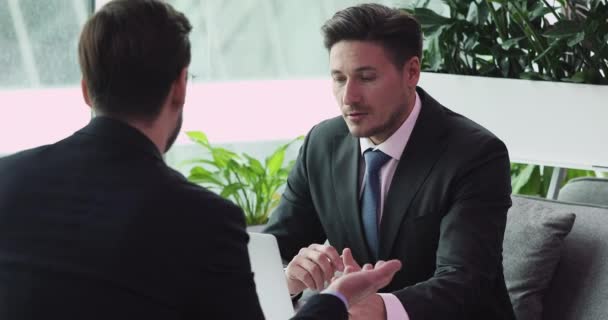 Dos hombres de negocios discutiendo ideas de proyectos en reunión de negociaciones . — Vídeos de Stock