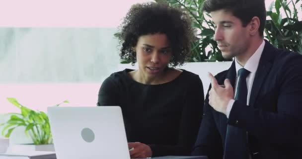 İki farklı takım arkadaşı bilgisayarda iş projesi sunumunu tartışıyor. — Stok video
