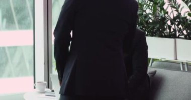 Hoş, yakışıklı iş adamı, hoş geldin partneri.