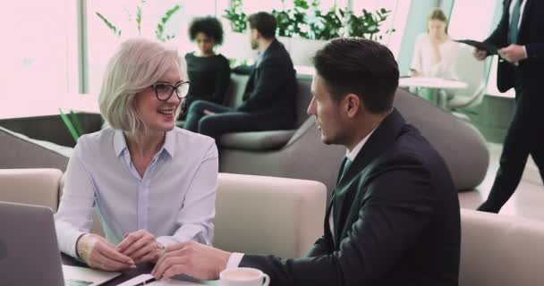 Vänliga olika generationer affärsmän talar i coworking utrymme. — Stockvideo