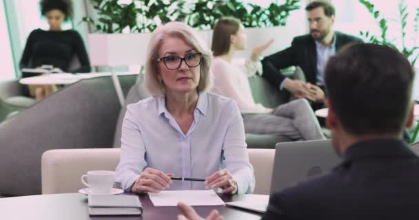 Zelfverzekerde vrouwelijke recruiter van middelbare leeftijd die luistert naar zelfpresentatie. — Stockvideo
