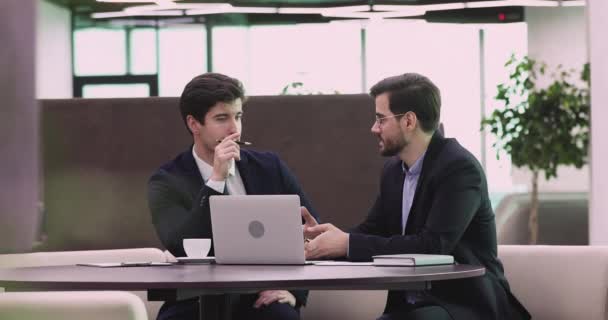 Dois gestores executivos experientes e confiantes discutindo ideias de projeto . — Vídeo de Stock