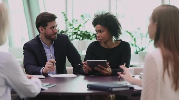 Jonge Afro-Amerikaanse zakenvrouw legt marketing onderzoeksresultaten uit aan collega 's. — Stockvideo