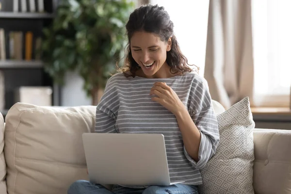 Sonriente mujer joven se divierten usando el ordenador portátil en casa —  Fotos de Stock