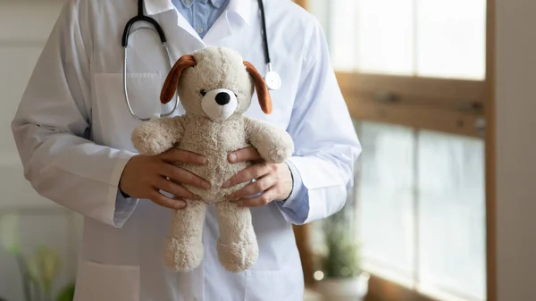 Gros plan du pédiatre masculin posant avec un ours en peluche — Photo