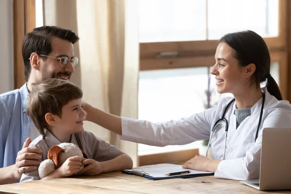 Fürsorgliche Kinderärztin konsultiert kleinen Jungen — Stockfoto