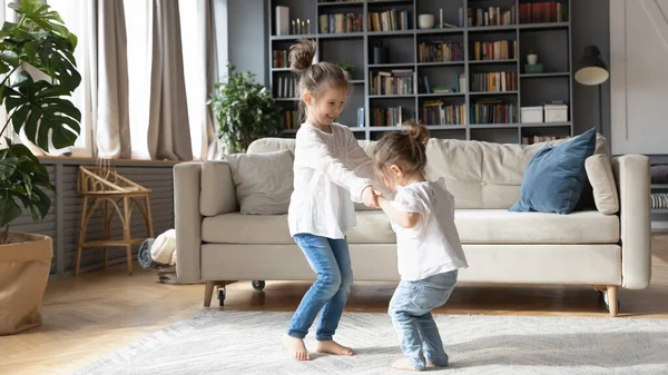 Le bambine carine si divertono a ballare a casa — Foto Stock