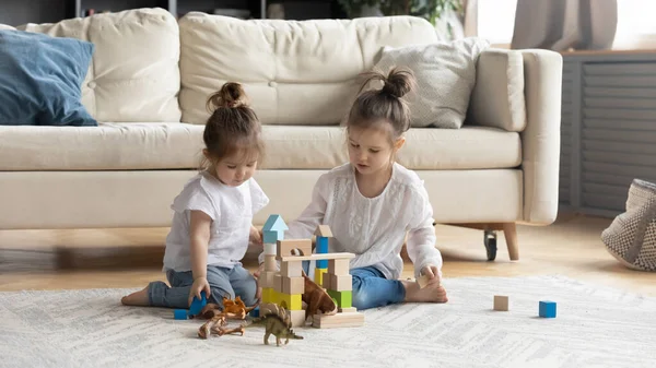 Bambine che giocano in salotto insieme — Foto Stock