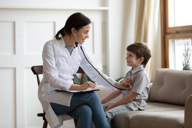 Değer veren kadın doktor, sağlık kontrolünde çocuğun kalbini dinle.