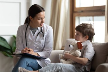 Pediyatrist konuşması. Hastanede küçük bir çocuğa danış.