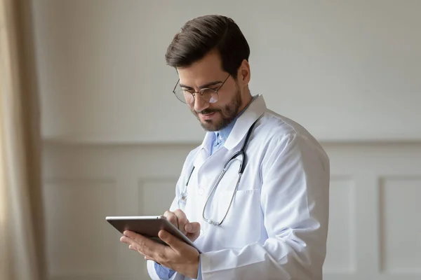 Mužský lékař pomocí tablet gadget v moderní nemocnici — Stock fotografie
