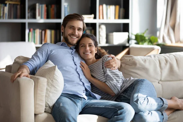 Портрет щасливої пари відпочиньте на дивані вдома — стокове фото