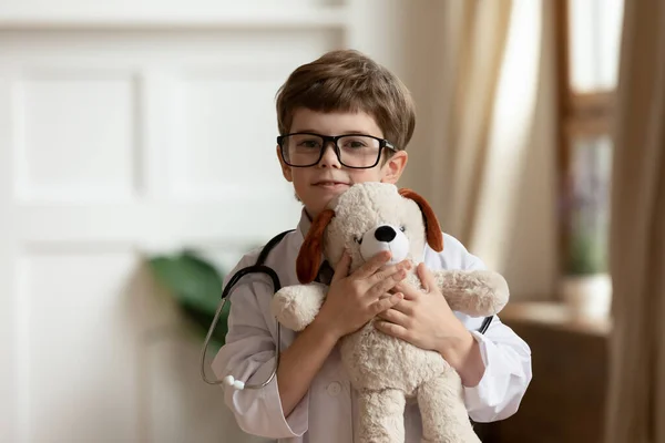 Ritratto di bambino carino agire come medico in ospedale — Foto Stock
