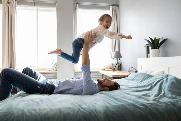 Oyuncu baba, küçük kızınla yatak odasında eğlen. — Stok fotoğraf