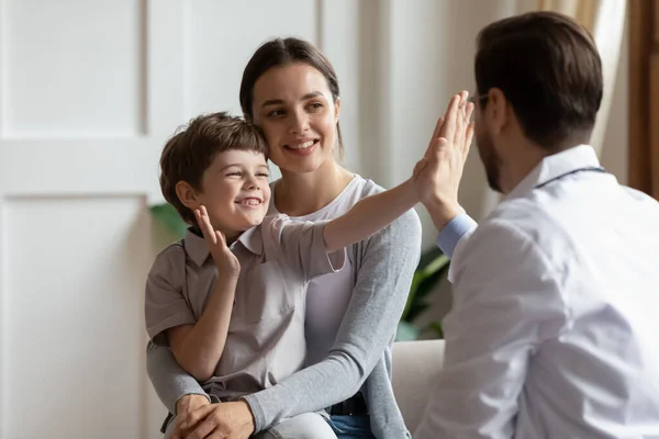 Happy little boy patient greeting with pediatrician at checkup — Stock Photo, Image