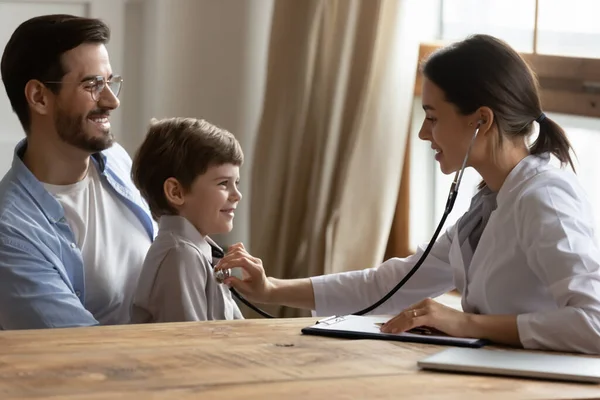 Ärztin hört kleinen Patienten Herzschlag mit Stethoskop — Stockfoto