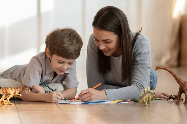 Junge Mutter und kleiner Sohn malen zusammen — Stockfoto