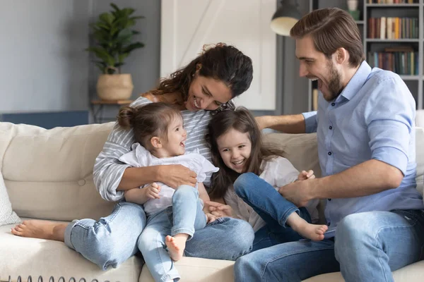 Überglückliche Familie mit Kindern spielt zu Hause — Stockfoto