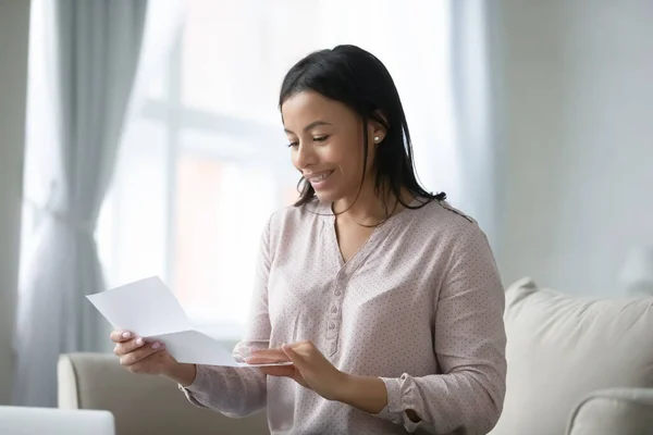 Joven mujer africana leyendo carta postal se siente feliz — Foto de Stock