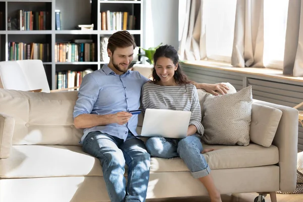 Gelukkig paar winkelen op internet met behulp van laptop — Stockfoto