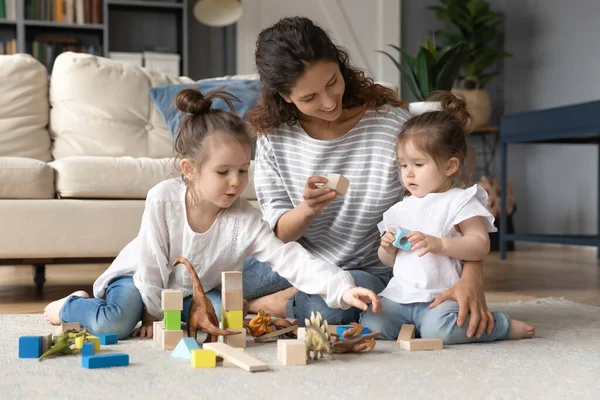 Jong mam spelen met weinig dochters thuis — Stockfoto