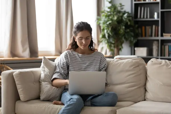 Genç beyaz kadın evde dizüstü bilgisayar kullanıyor. — Stok fotoğraf