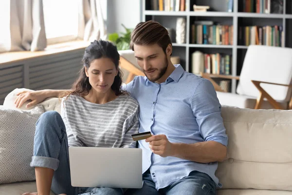Mladý pár provést platbu nakupování on-line na notebooku — Stock fotografie