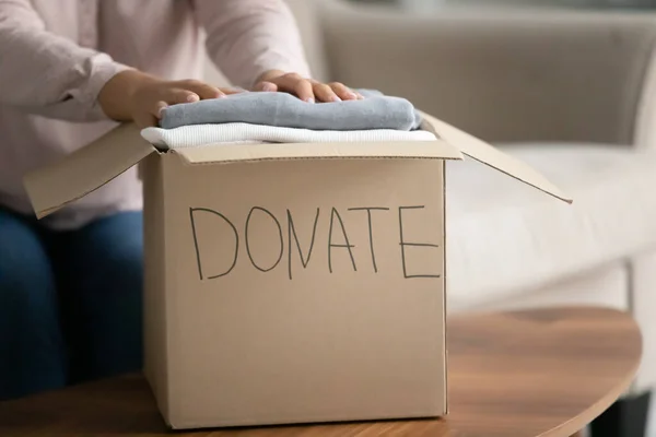 Vrouw bereid doos met oude spullen voor donatie closeup afbeelding — Stockfoto