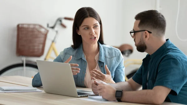 Donna sicura di sé e uomo d'affari che parla nella sala del consiglio di amministrazione del coworking office . — Foto Stock