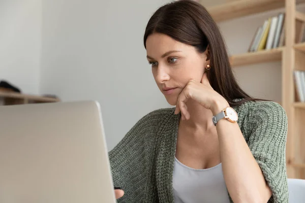 Cerca de confianza joven empresaria sosteniendo la barbilla pensando en el proyecto . — Foto de Stock