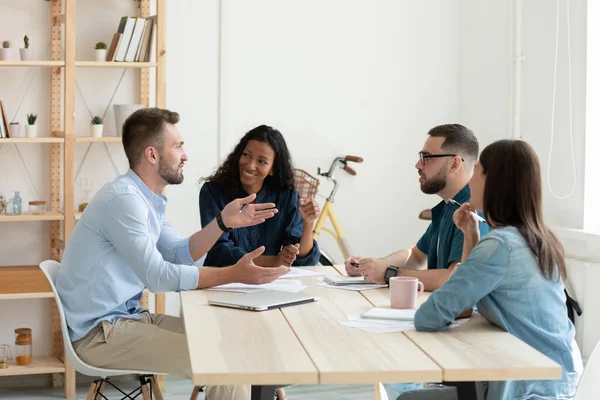 Mujer de negocios africana sonriente con colega líder de escucha entrenando en la sesión informativa . — Foto de Stock