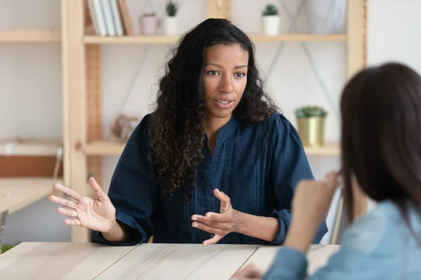 Gros plan femme d'affaires afro-américaine confiante expliquant de nouvelles responsabilités . — Photo