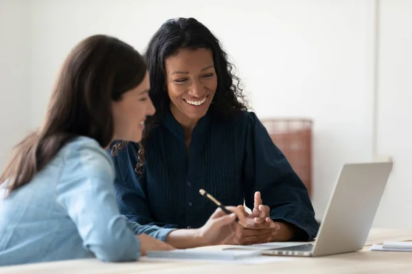 Primer plano feliz joven afroamericana mujer de negocios utilizando el ordenador portátil . —  Fotos de Stock
