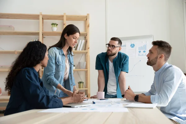 Confident businesswoman mentor speaks in coworking boardroom at meeting. — Stock Photo, Image