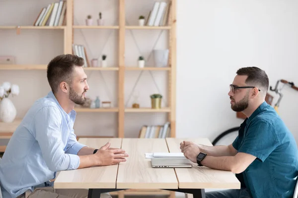 Side view young man applicant introduction himself to hr manager., — Stock Photo, Image