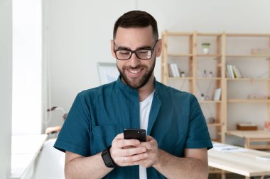 Akıllı telefon kullanarak mutlu ve genç iş adamını kapat..