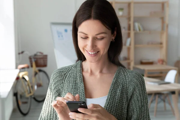 Close-up glimlachen aantrekkelijke jonge zakenvrouw met behulp van smartphone. — Stockfoto