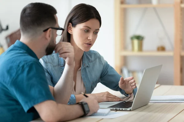 Businessman and woman talking in coworking office boardroom at meeting. — Stock Photo, Image