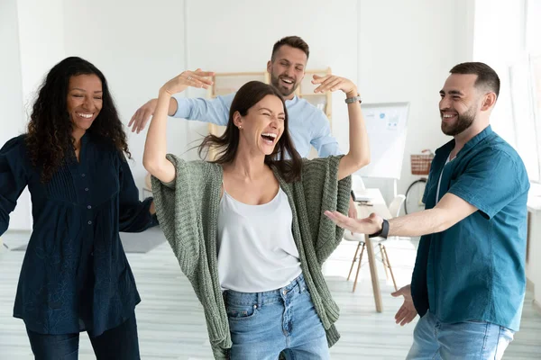 Leende unga affärskvinnor och affärsmän dansar efter lyckad deal. — Stockfoto