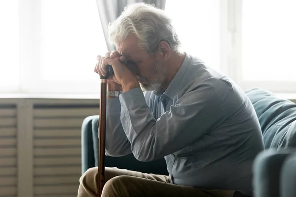 Disabili anziano di mezza età nonno anziano che soffre di solitudine . — Foto Stock