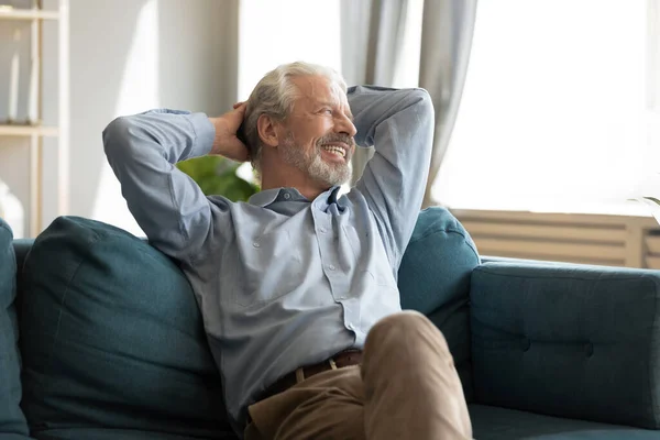 Relajado feliz anciano maduro disfrutando de tiempo libre fin de semana perezoso . — Foto de Stock